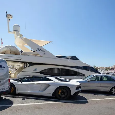 Luxurious Frontline Penthouse In Puerto Banus דירה