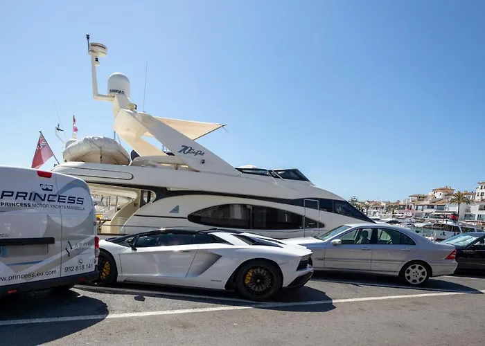 Luxurious Frontline Penthouse In Puerto Banus דירה