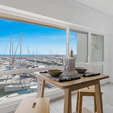 Luxurious Frontline Penthouse In Puerto Banus 马尔韦利亚